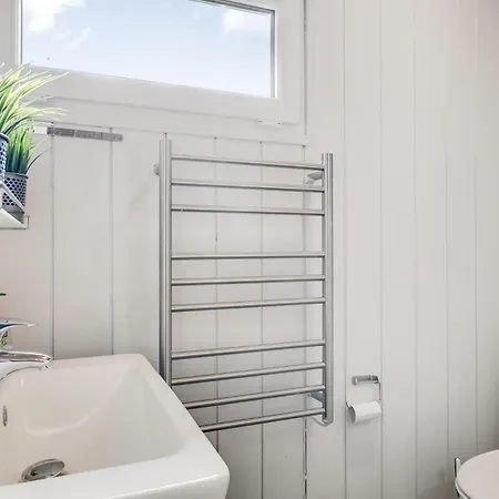 Lovely With Annex And Wilderness Bath