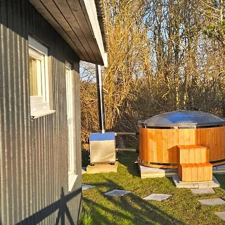 Lovely With Annex And Wilderness Bath *
